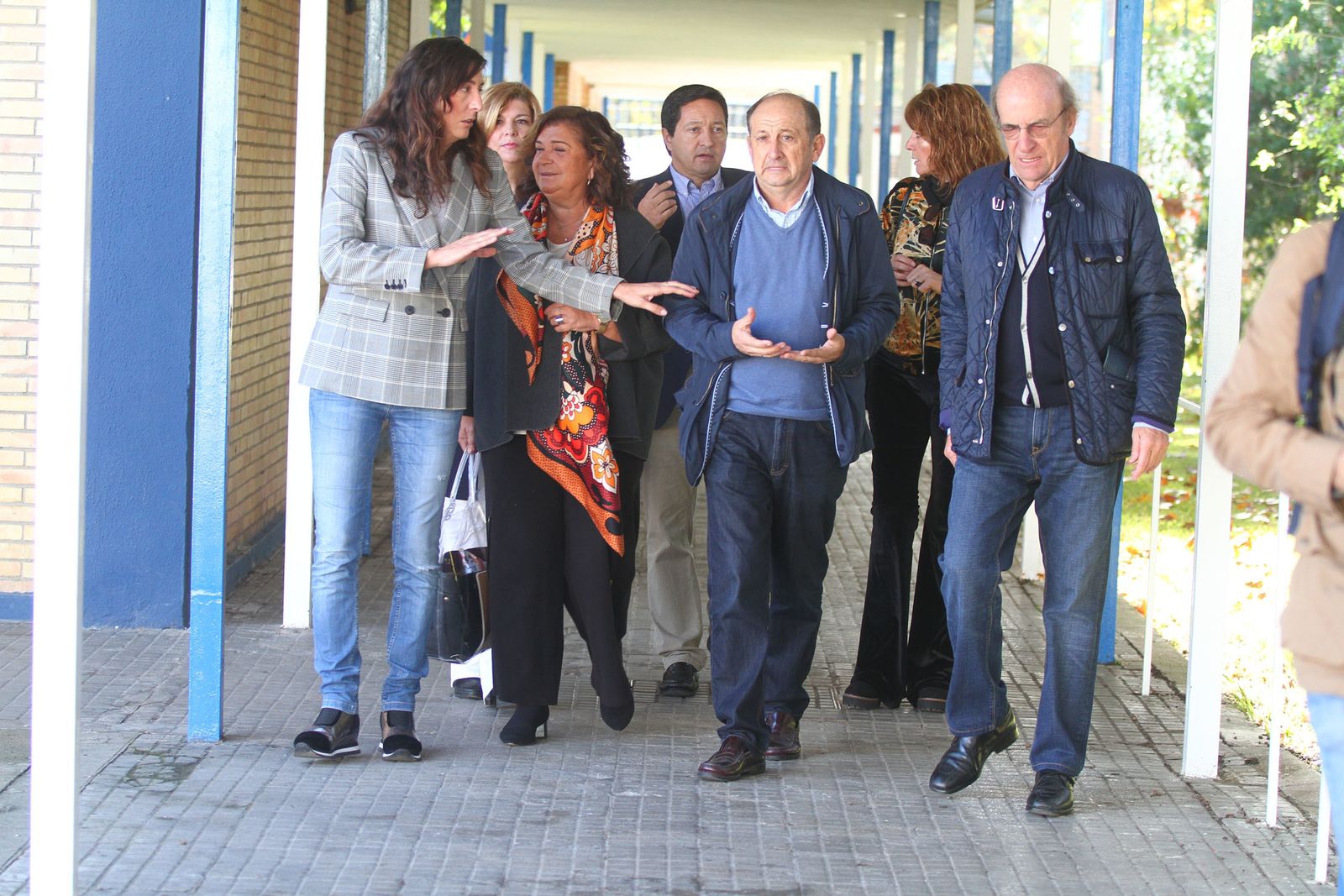Los populares, encabezados por Loles López y Pedro Rodríguez, durante una visita al centro educativo La Hispanidad.