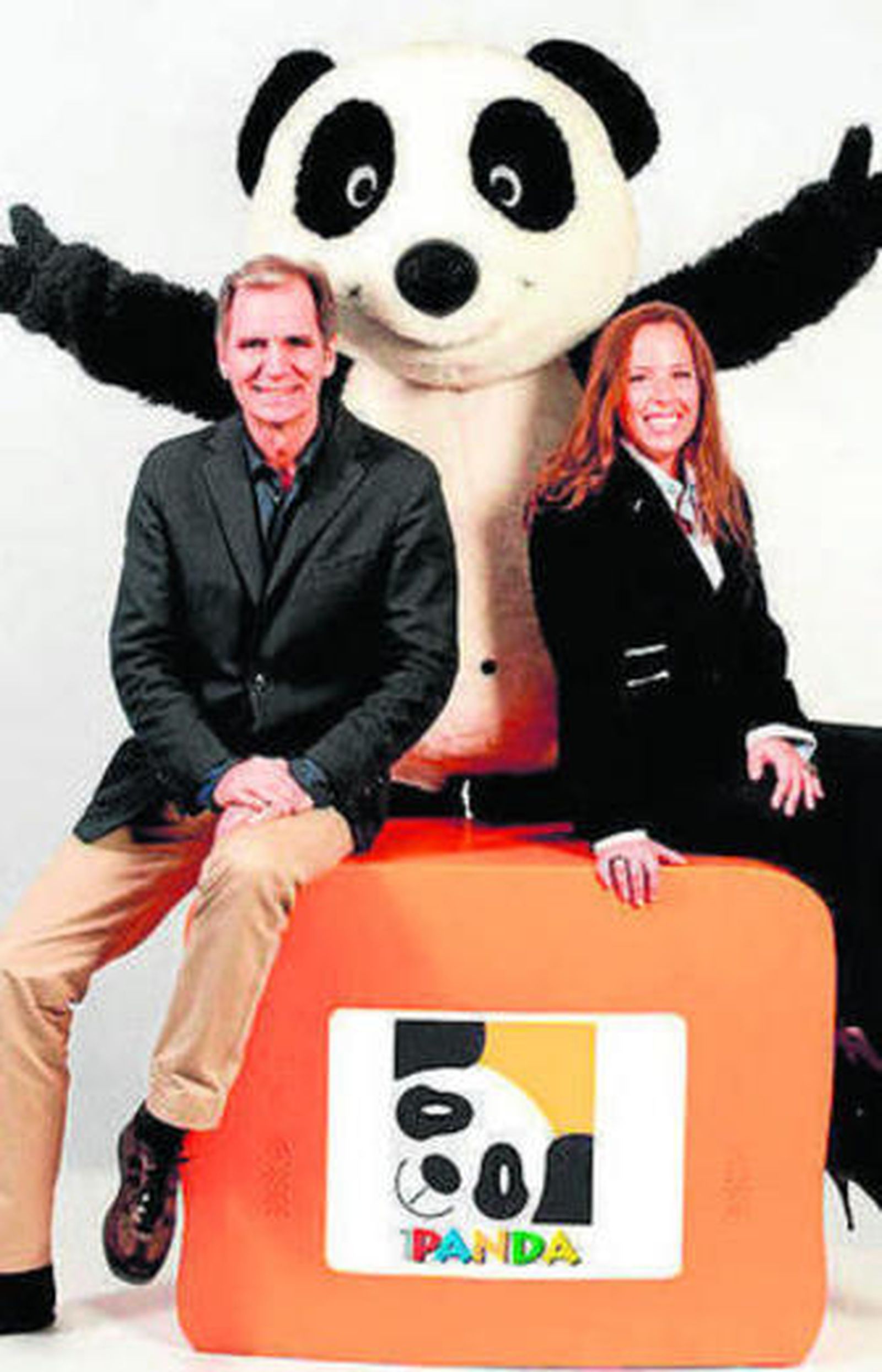 Mascota y directivos de Canal Panda.