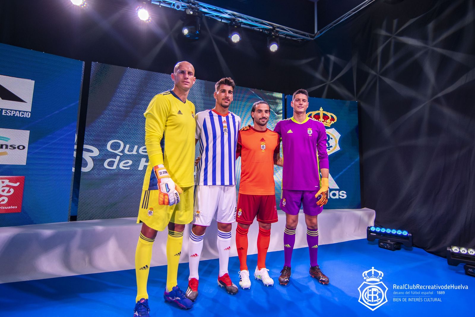 Nauzet, Diego Jiménez, Chuli y Yamaguchi posan con las equipaciones.