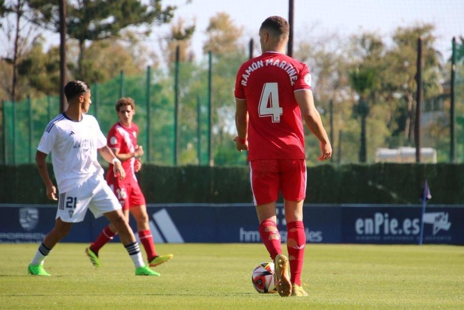 Ramón Martínez intenta iniciar un ataque con Manu Bueno ofreciéndose.