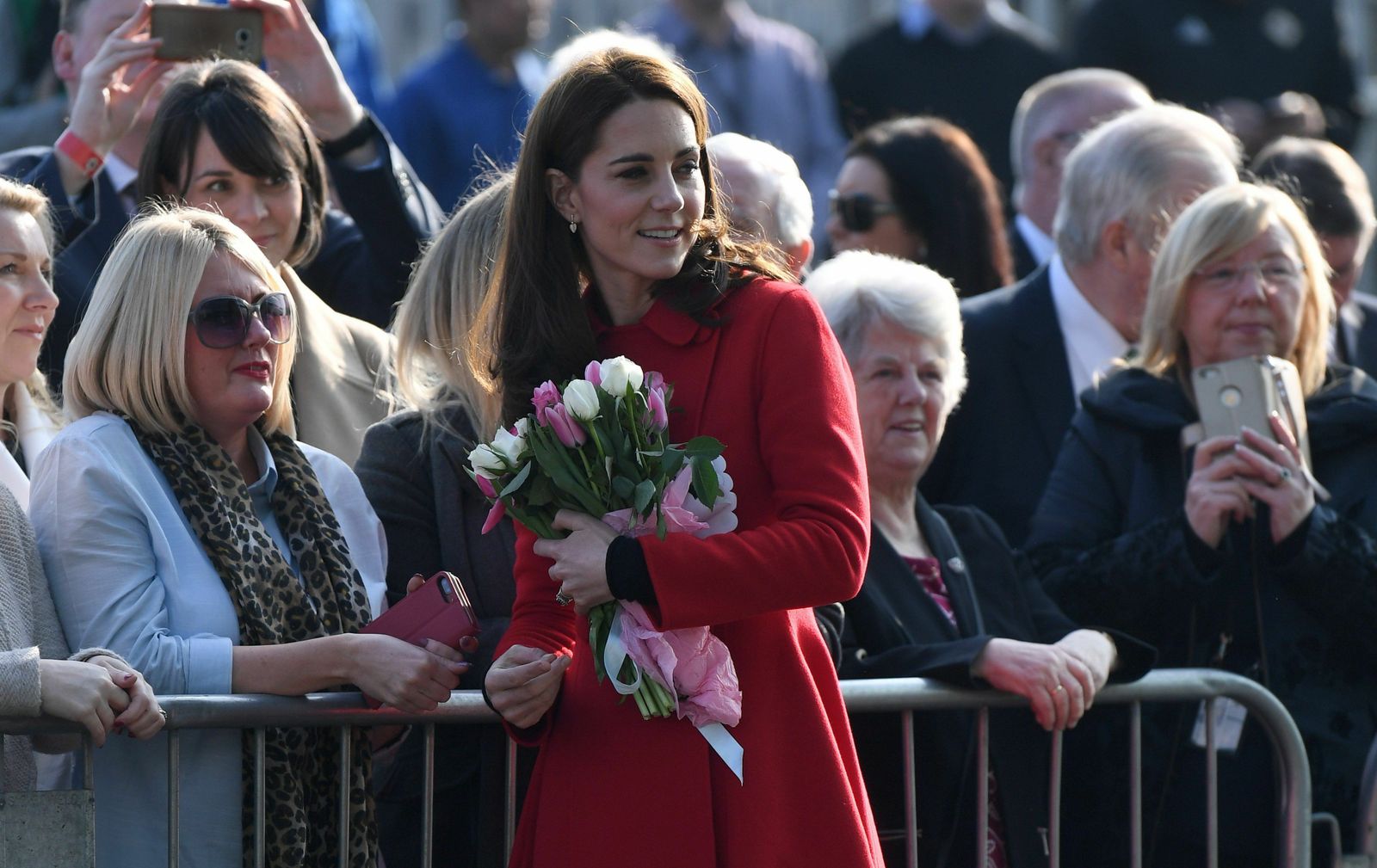 Catalina, con un abrigo rojo de Carolina Herrera.