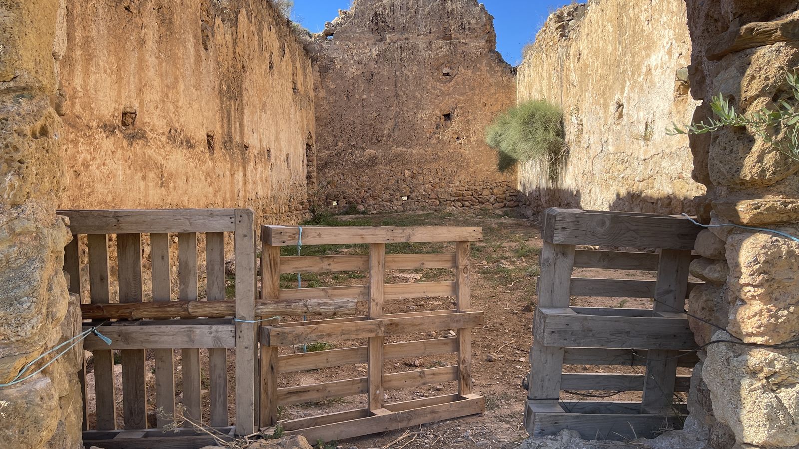 Vallado realizado con palés en la puerta de la iglesia-mezquita de Teresa.
