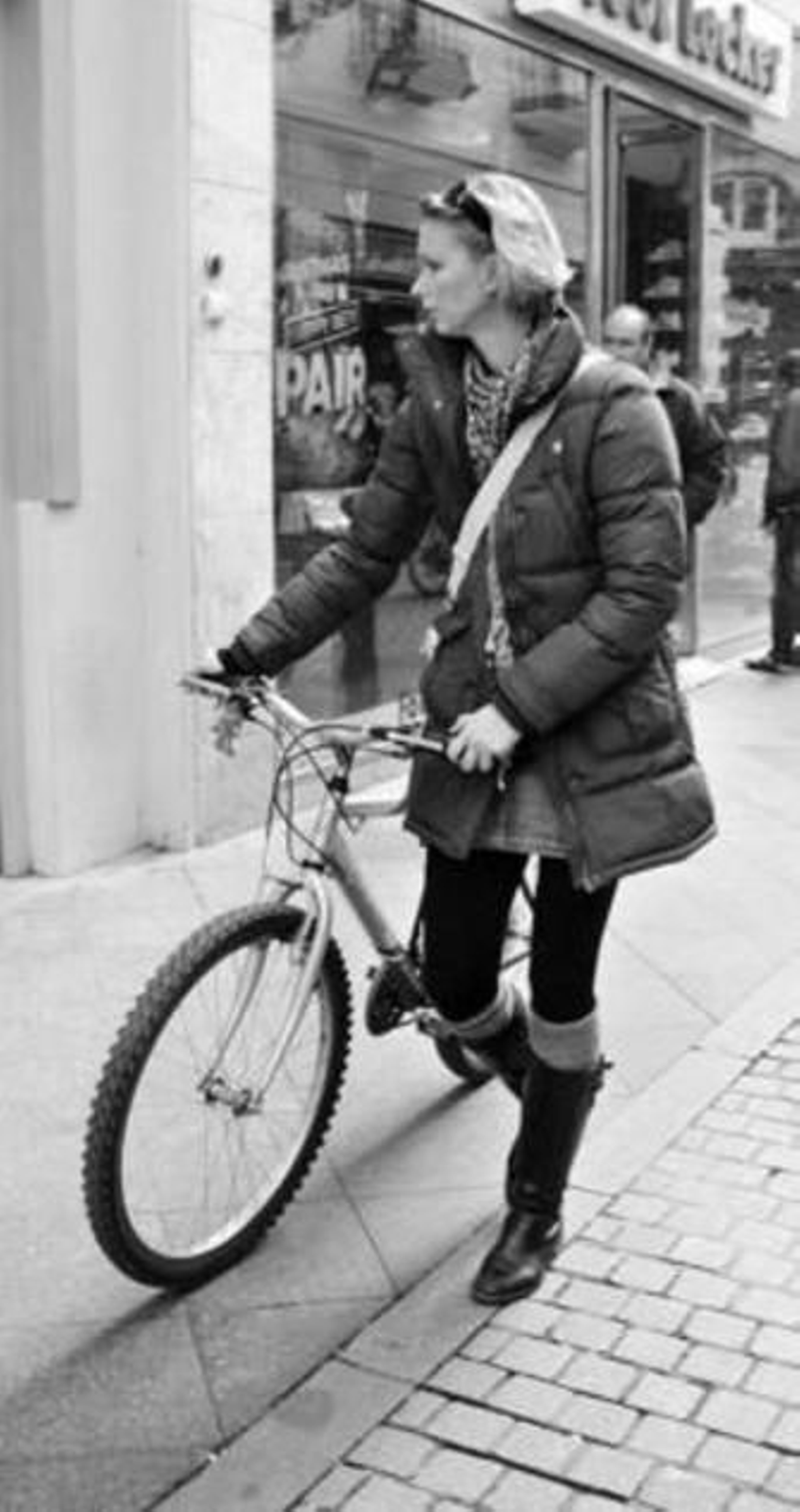 Bajarse de la bici o jugarse una multa de 60 euros Bajarse de la bici o jugarse una multa de 60 euros
