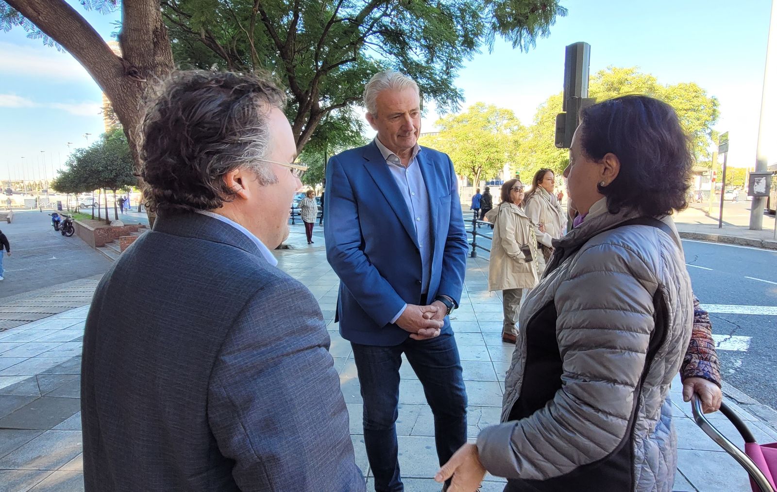 Aumesquet conversa con vecinos de Plaza de Armas.