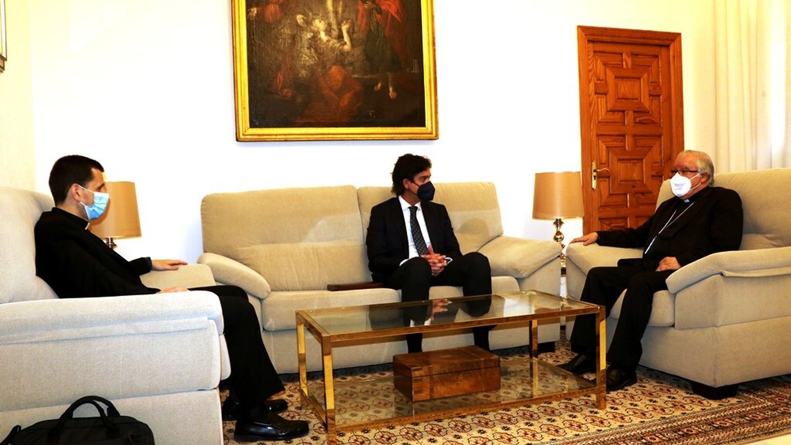 El arzobispo, el director espiritual y el hermano mayor durante la audiencia.