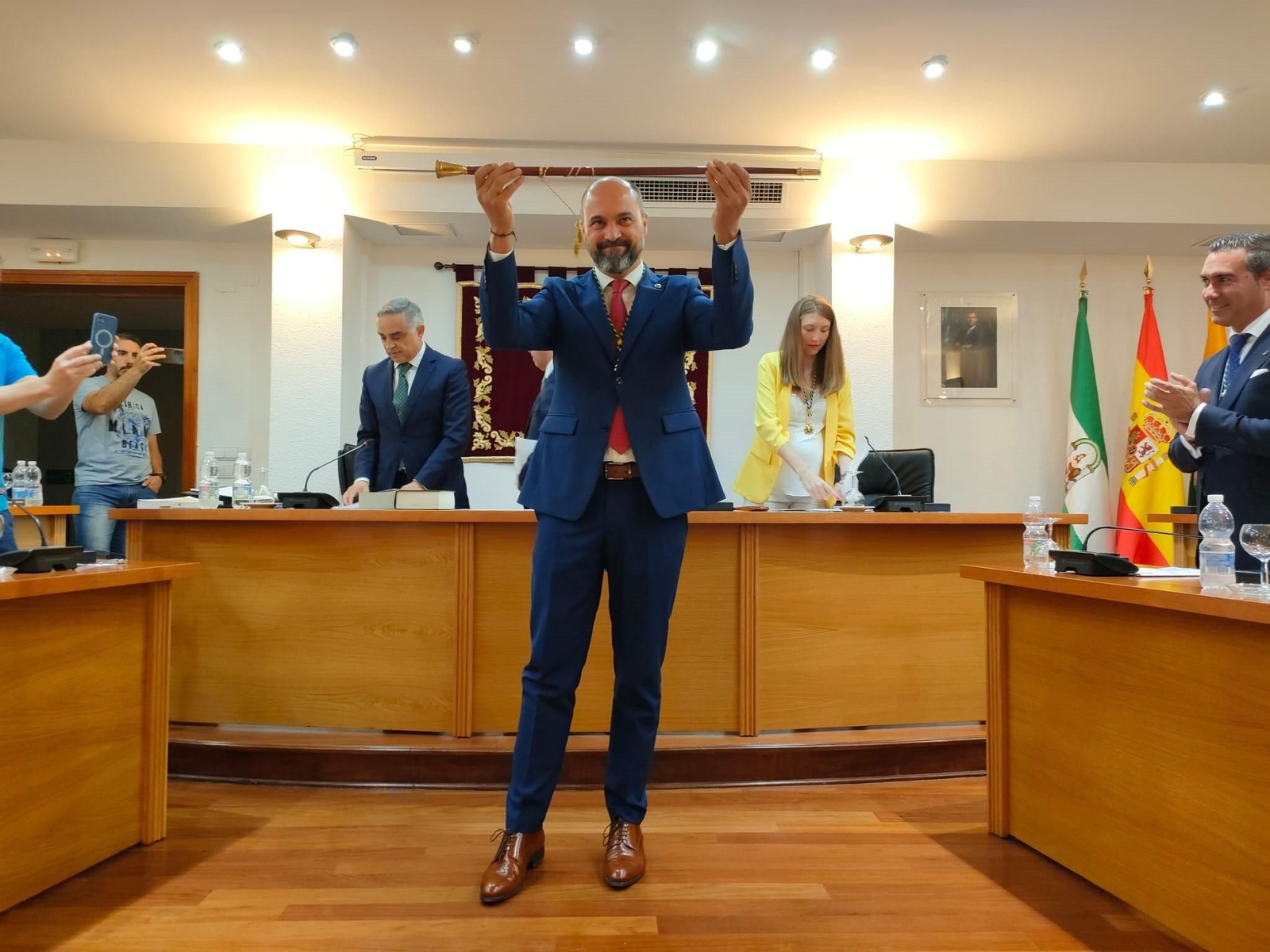 Miguel Alconchel, alcalde de Los Barrios, y a la derecha, Pablo García (PP).