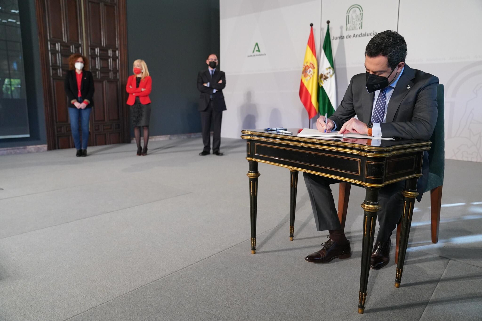 Juanma Moreno firmando el acuerdo en presencia de Nuria López, Carmen Castilla y Javier González de Lara Juanma Moreno firmando el acuerdo en presencia de Nuria López, Carmen Castilla y Javier González de Lara