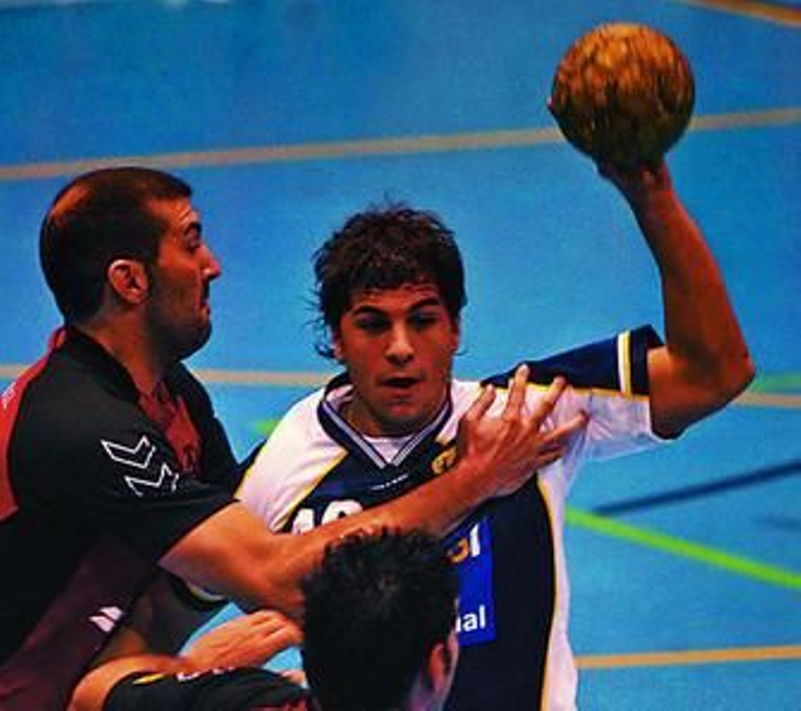 Manu Abascal trata de pasar la pelota presionado por un rival.