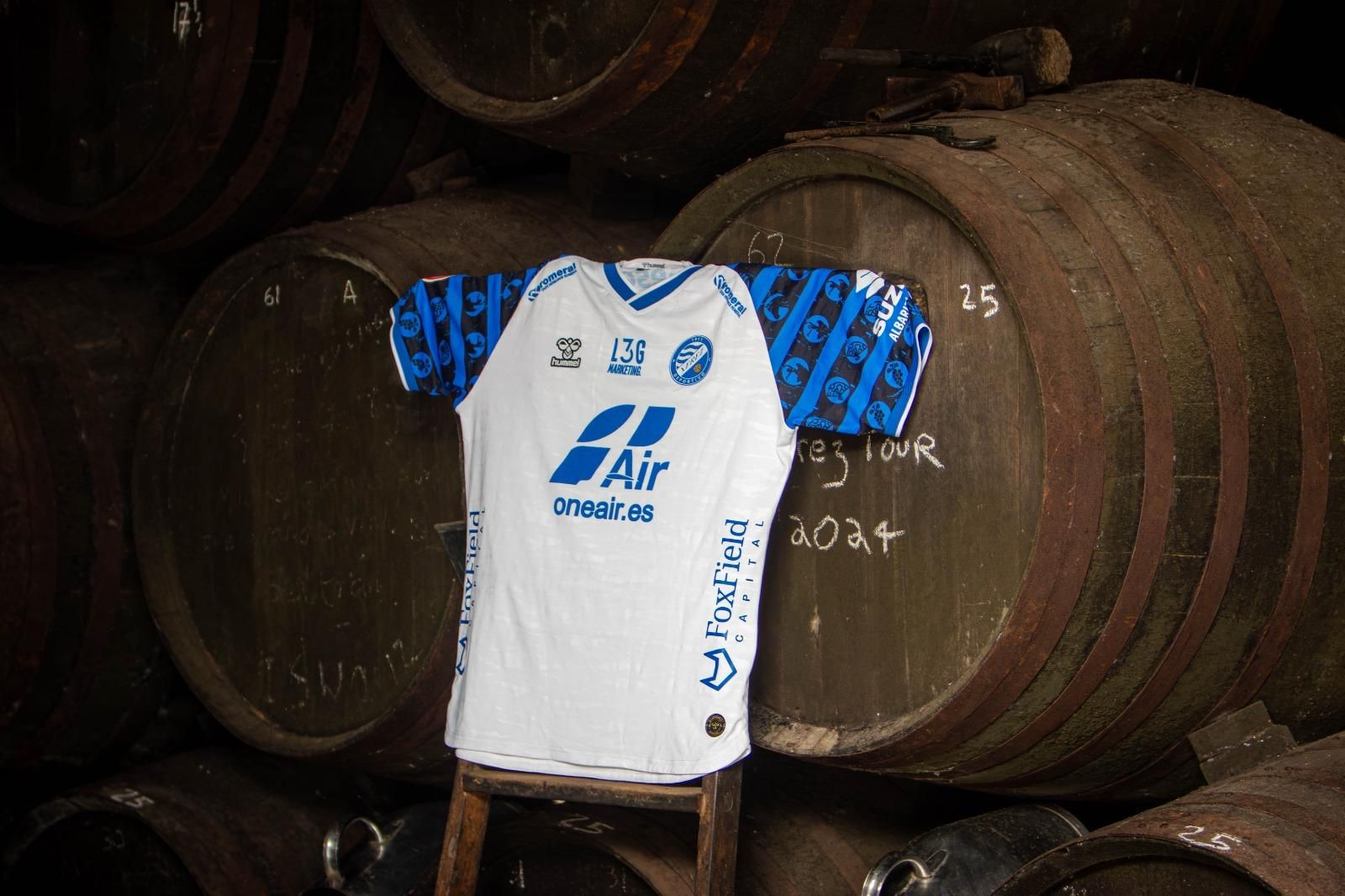 La segunda equipación del Xerez DFC es blanca con el cuello y las mangas azules.