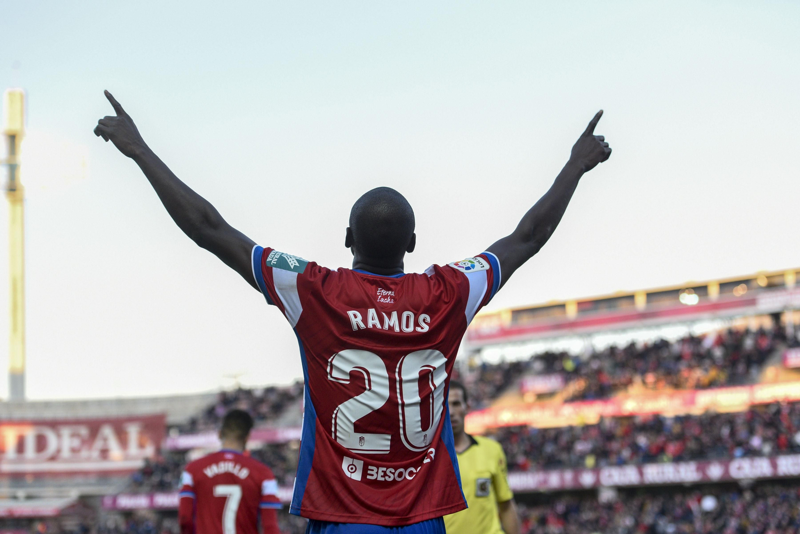 Adrián Ramos suele celebrar los goles mirando al cielo.