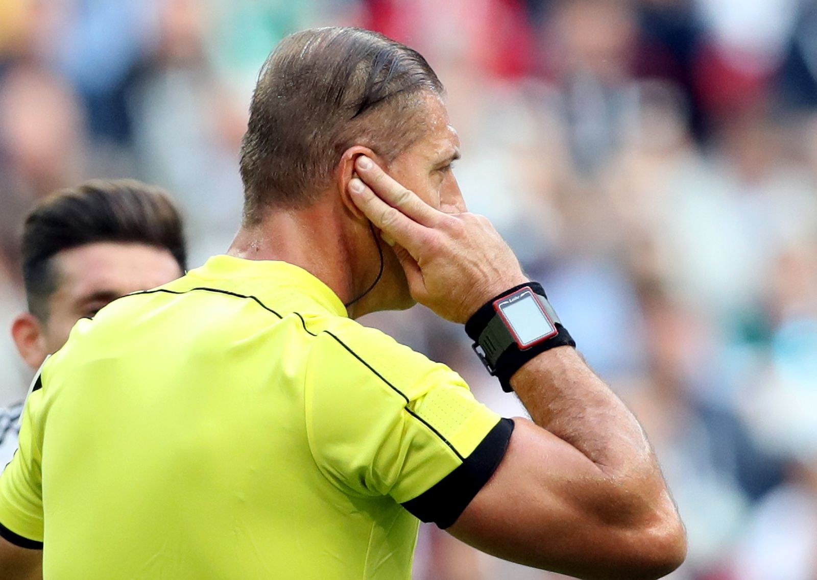 Pitana consulta con sus asistentes.