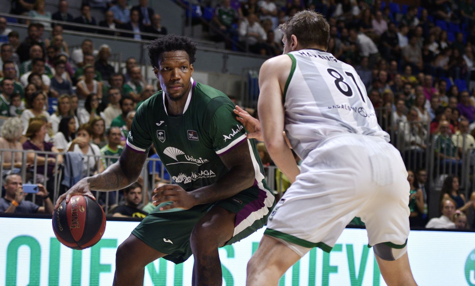 Deon Thompson postea a Luke Harangody.