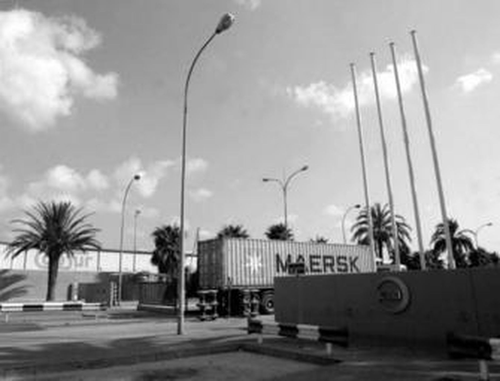 Vista general del acceso a la factoría de Acerinox en Palmones, en una imagen reciente.