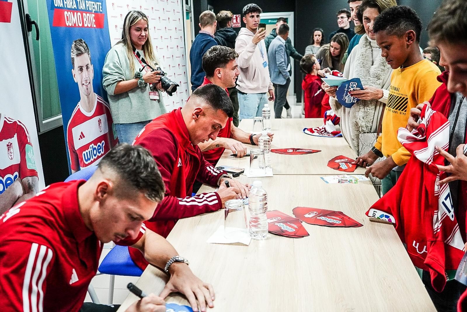 Las mejores imágenes de la firma de autógrafos del Granada CF