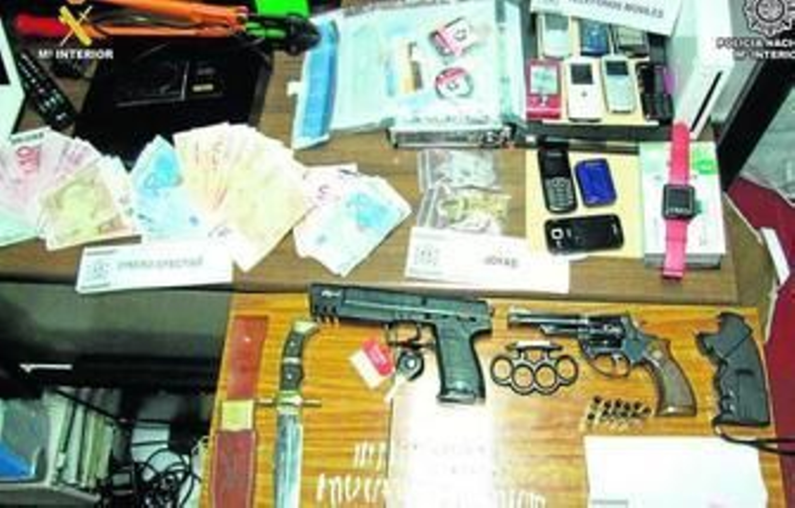 Material incautado a los detenidos durante el operativo policial en Puente Genil.
