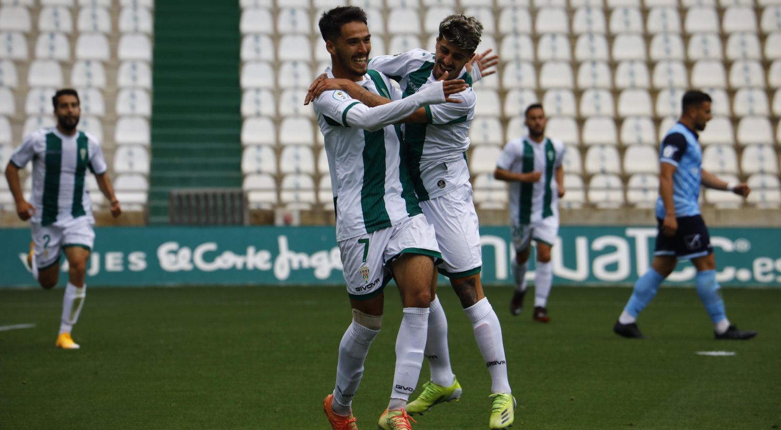 Diego Domínguez celebra su primer tanto al Rota junto a Meléndez.