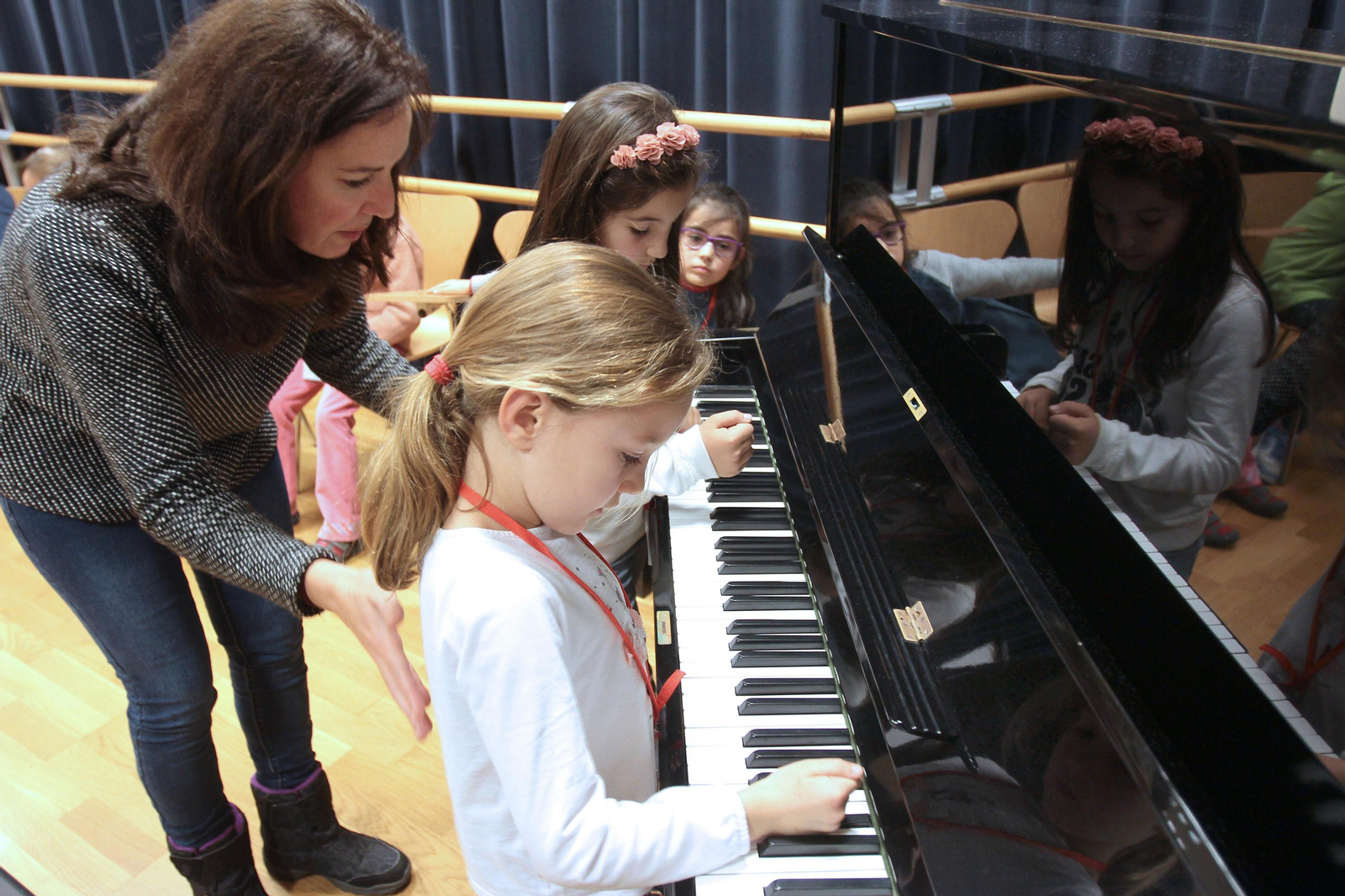 1. Los más pequeños se familiarizan con el piano. 2. Muriel Páez, gerente de la Fundación Barenboim-Said. Los talleres se imparten por cuarto año consecutivo en nuestra ciudad, siempre con gran éxito. 3 y 4. El profesor Vicente López, en su clase de canto, enseña a los más pequeños a utilizar la voz a través del cuento de un abuelo que colecciona música de todas las partes del mundo con sus numerosos viajes. 5. En las clases de violín los pequeños aprenden, entre otras cosas, cómo coger el instrumento, además de adentrarse en su historia y comprender los cuidados que requiere.
