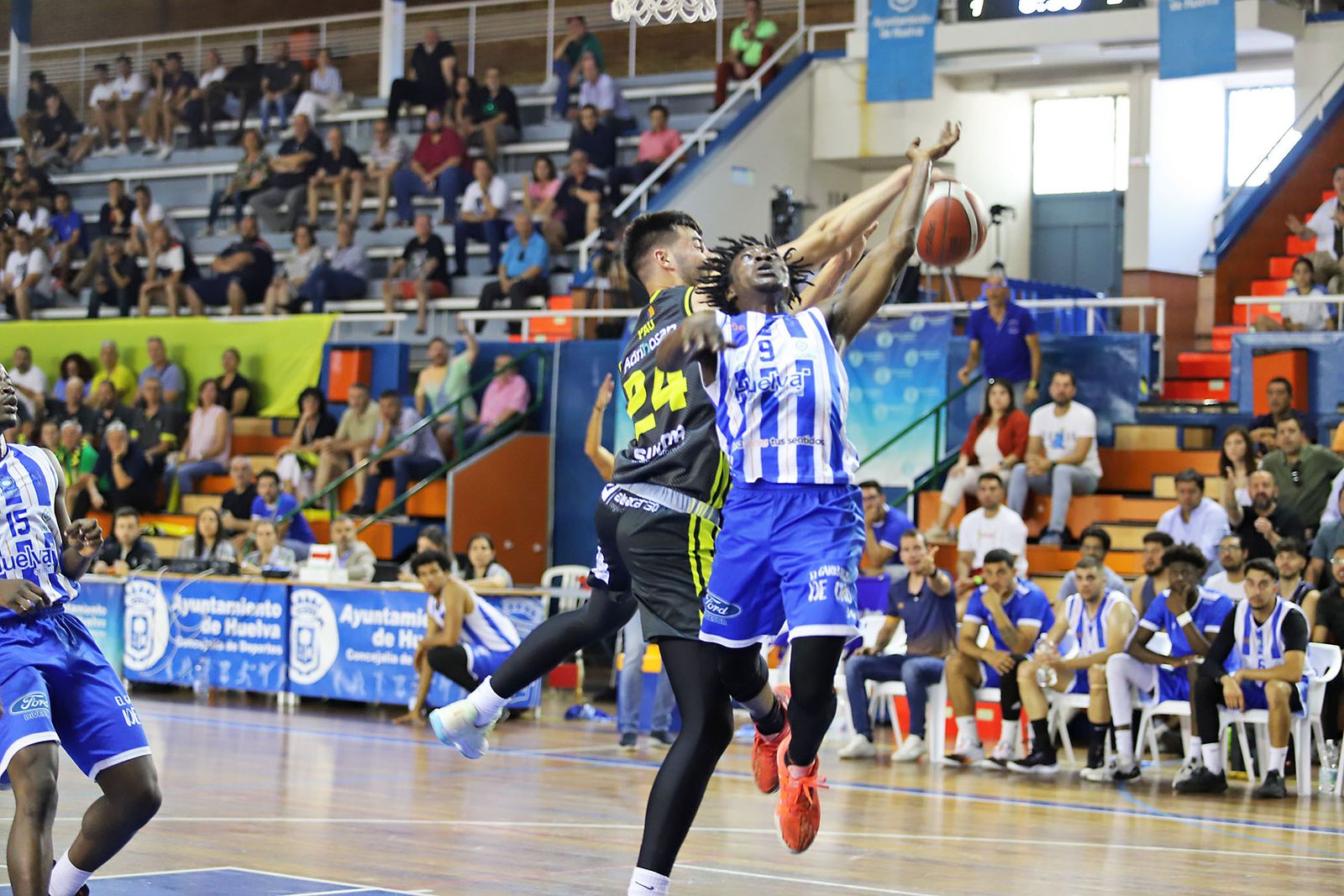 Imágenes de la Primera jornada de la fase final a LEB Plata: Huelva Comercio Viridis vs Refitel Basket Lliria