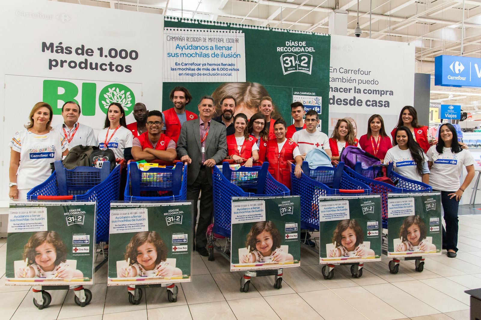 Voluntarios de Cruz Roja el año pasado durante la campaña 'Vuelta al cole solidaria' en el Carrefour de Armillas (Granada).