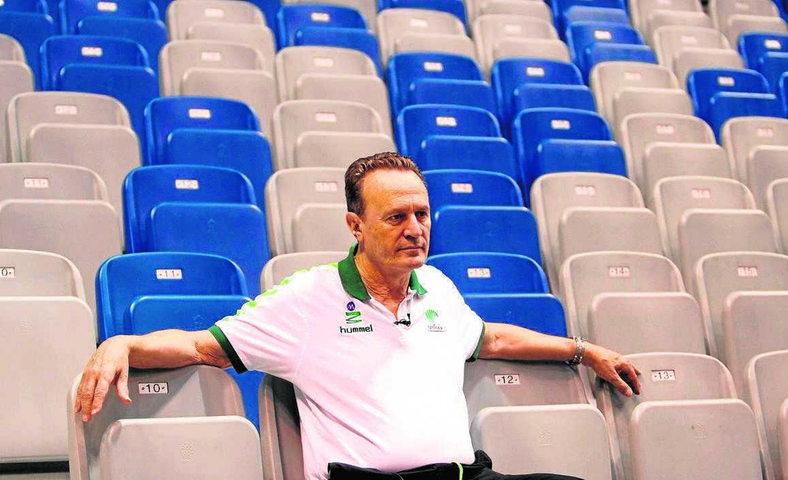 Aíto García Reneses posa en las gradas del José María Martín Carpena.