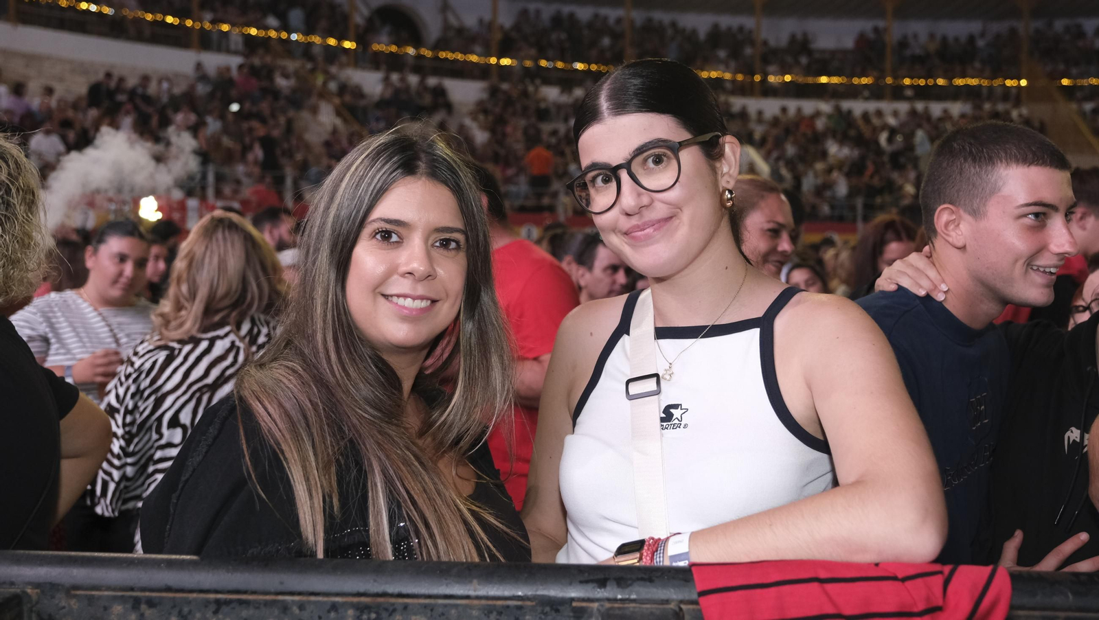 El concierto de Melendi llena de fans la Plaza de Toros de Almería, en imágenes