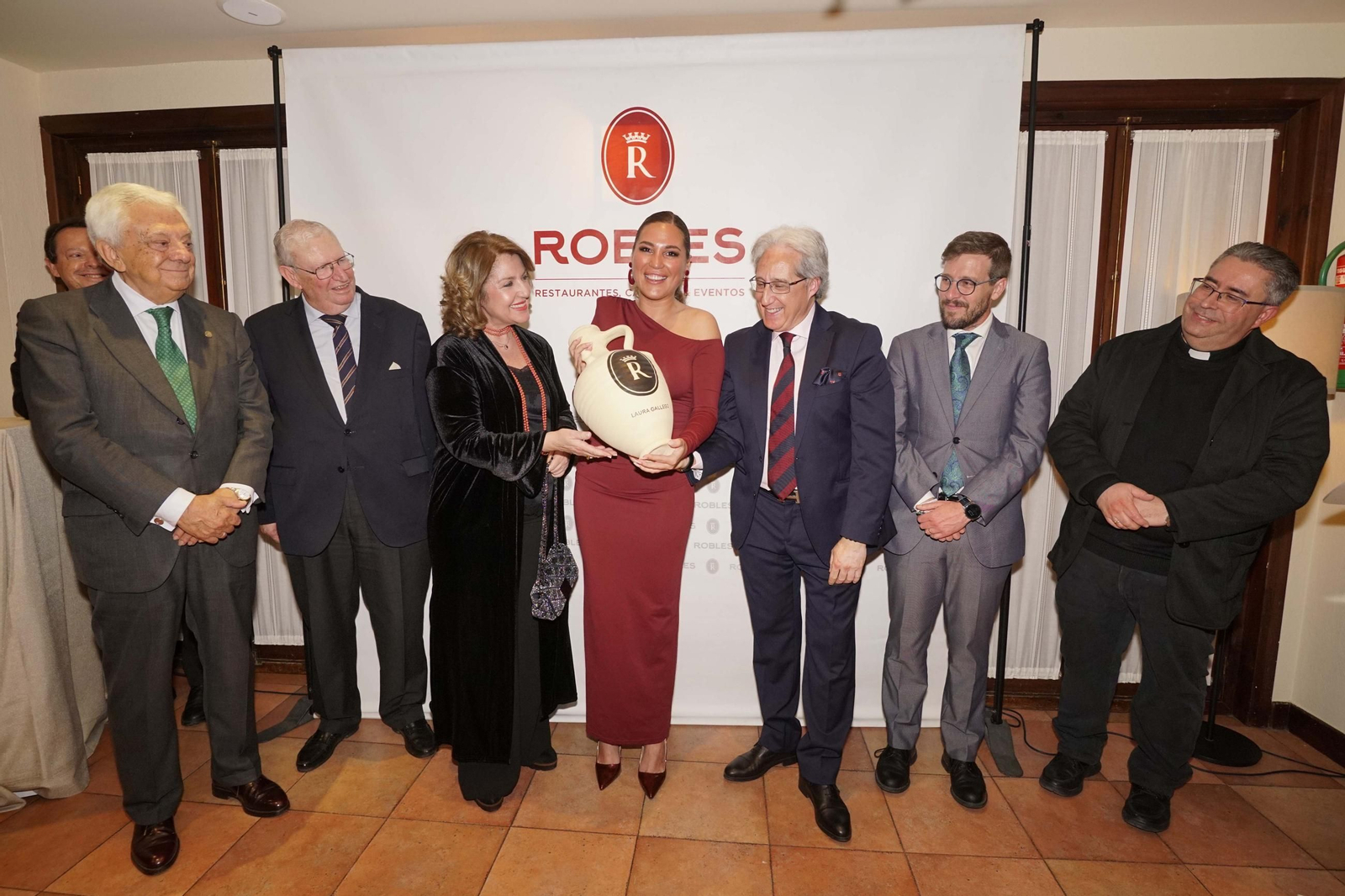 Las imágenes de la entrega de la Cántara de Honor a Laura Gallego en Casa Robles