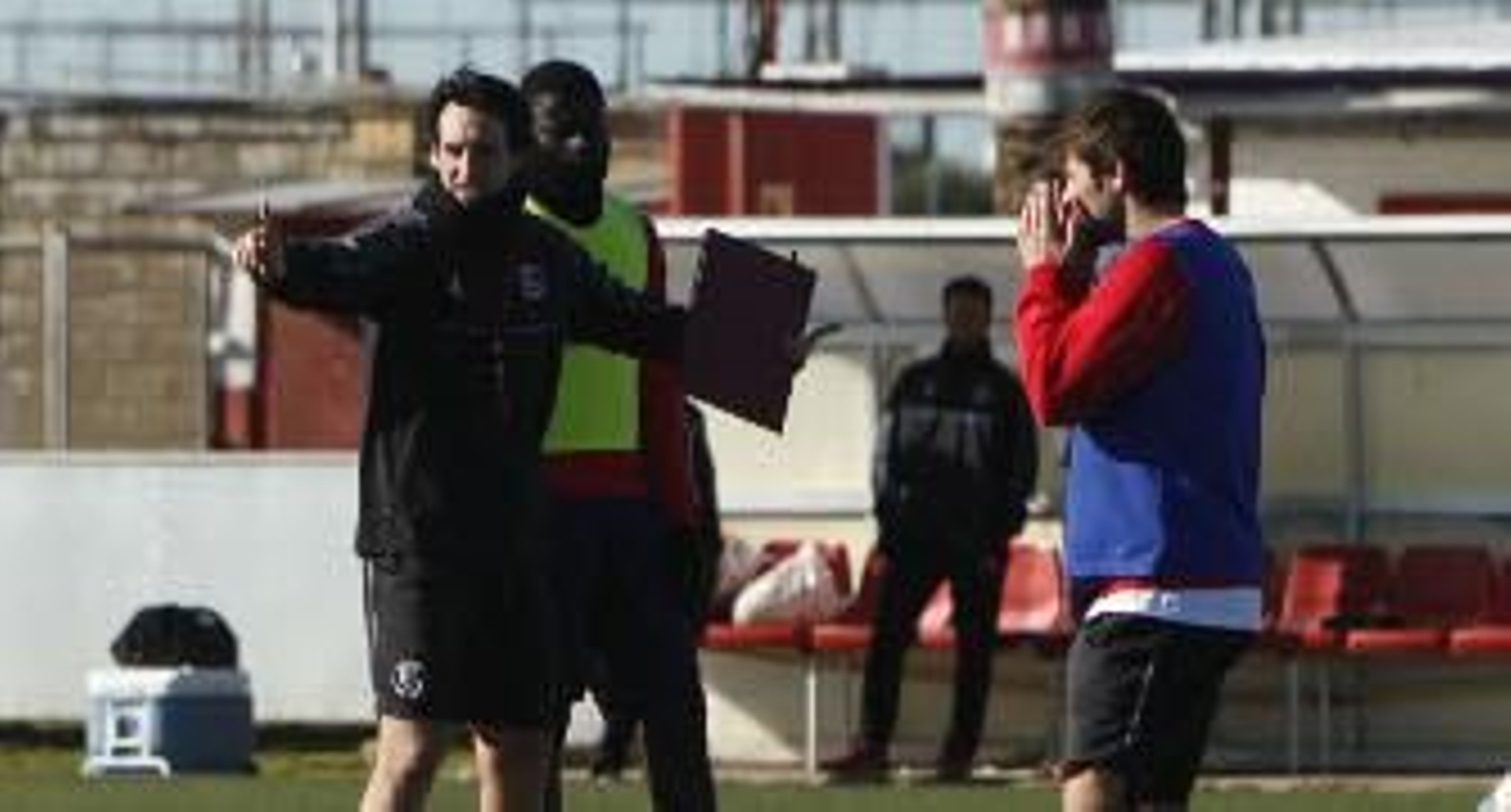 Emery alecciona a Coke en el entrenamiento de ayer en presencia del canterano Beto. / José Ángel García