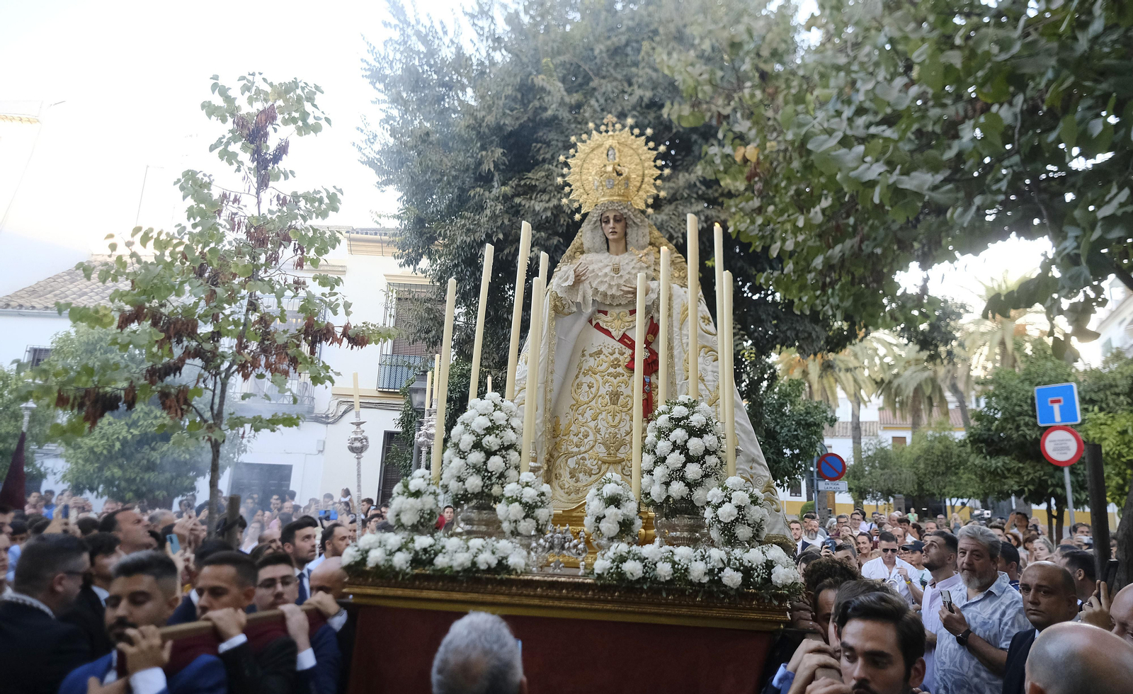 El traslado de la Virgen de la Merced de Córdoba tras su restauración, en imágenes