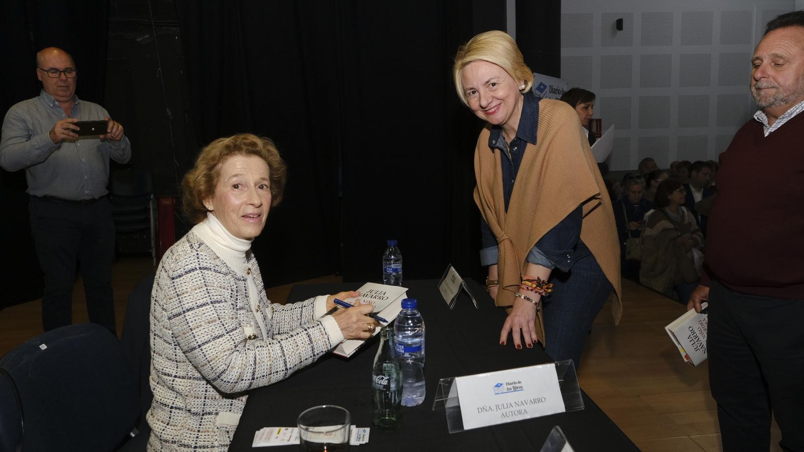 Navarro firmando su novela a Eloisa Cabrera.