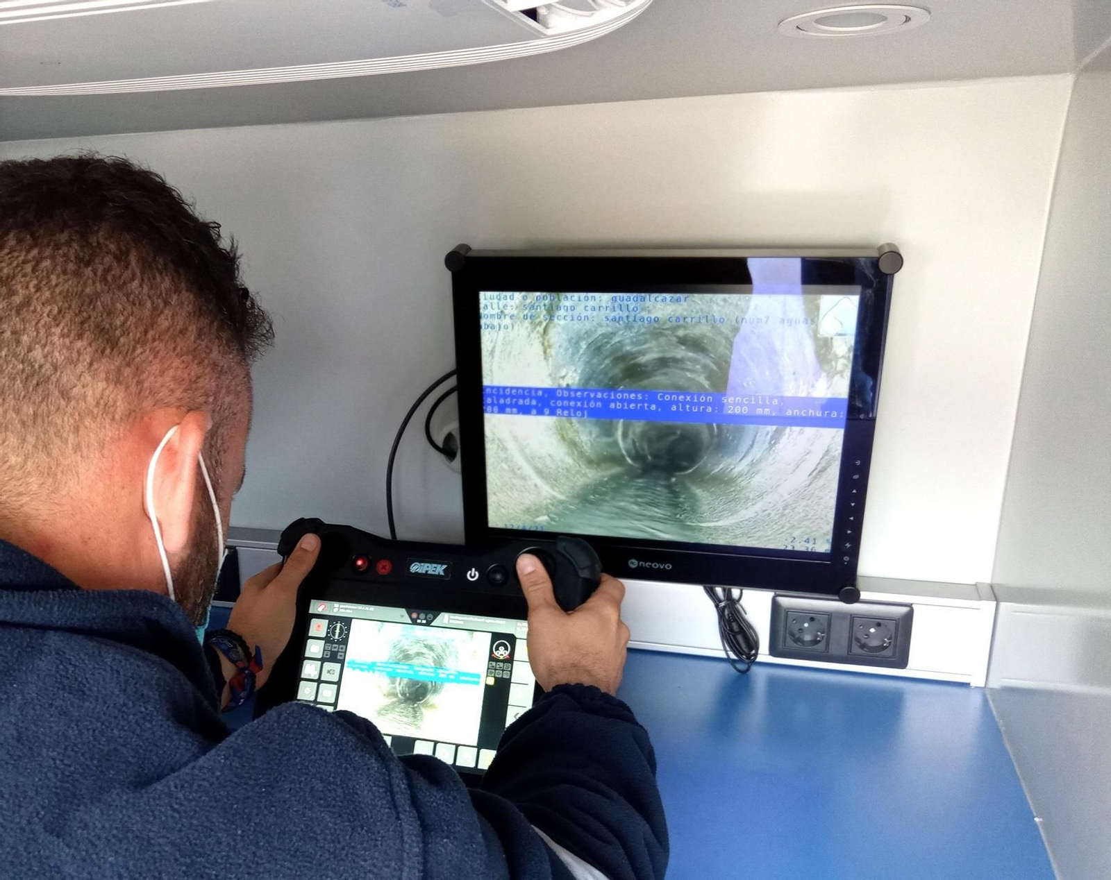 Un operario de la empresa inspecciona la red con la cámara.