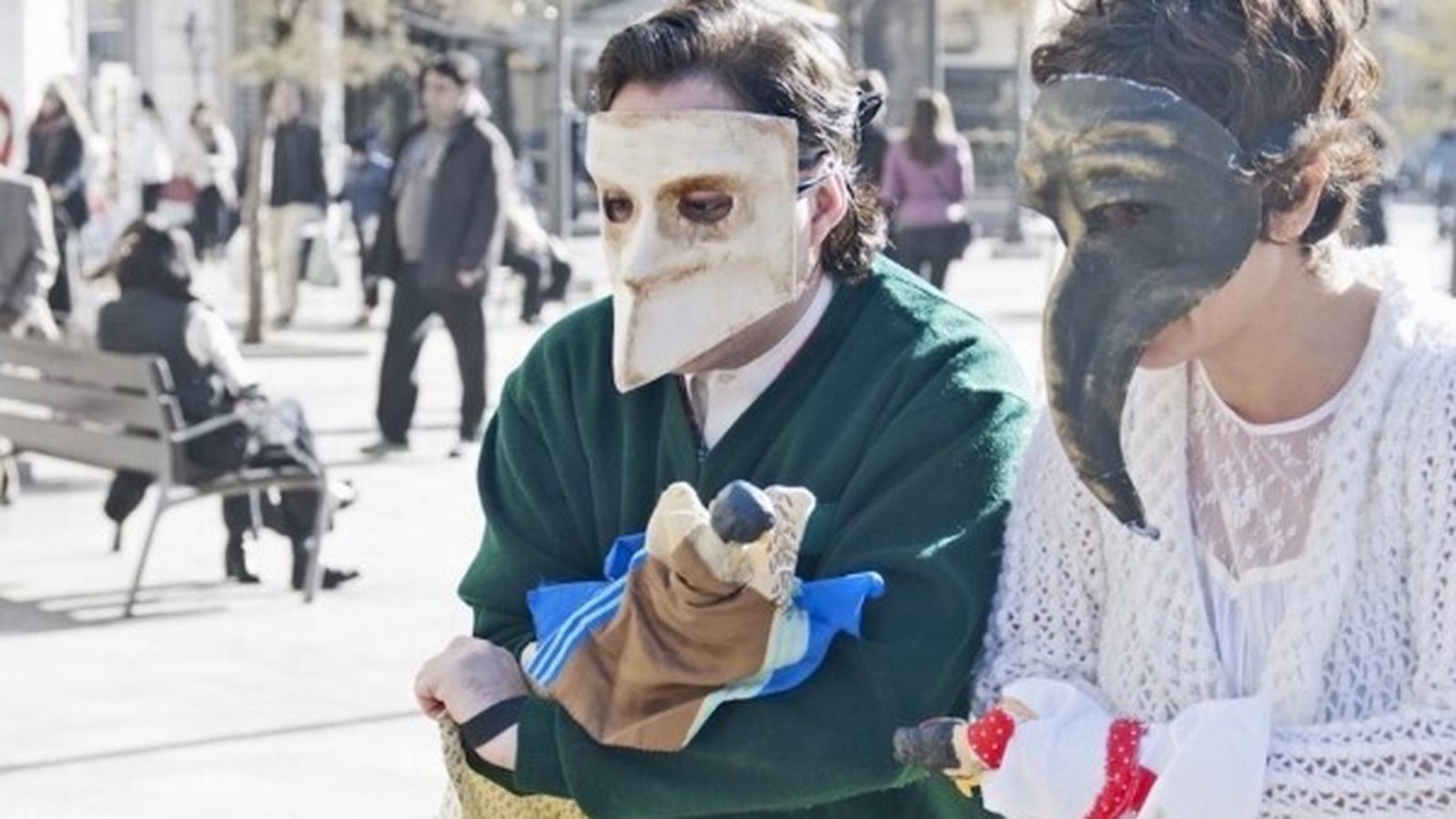 Integrantes del Teatro Universitario de La Barraca, en la visita teatralizada Lorca vive en el centro de Granada.