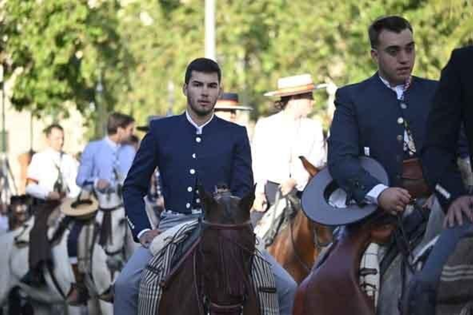 Las mejores imágenes de los peregrinos en la salida de Emigrantes