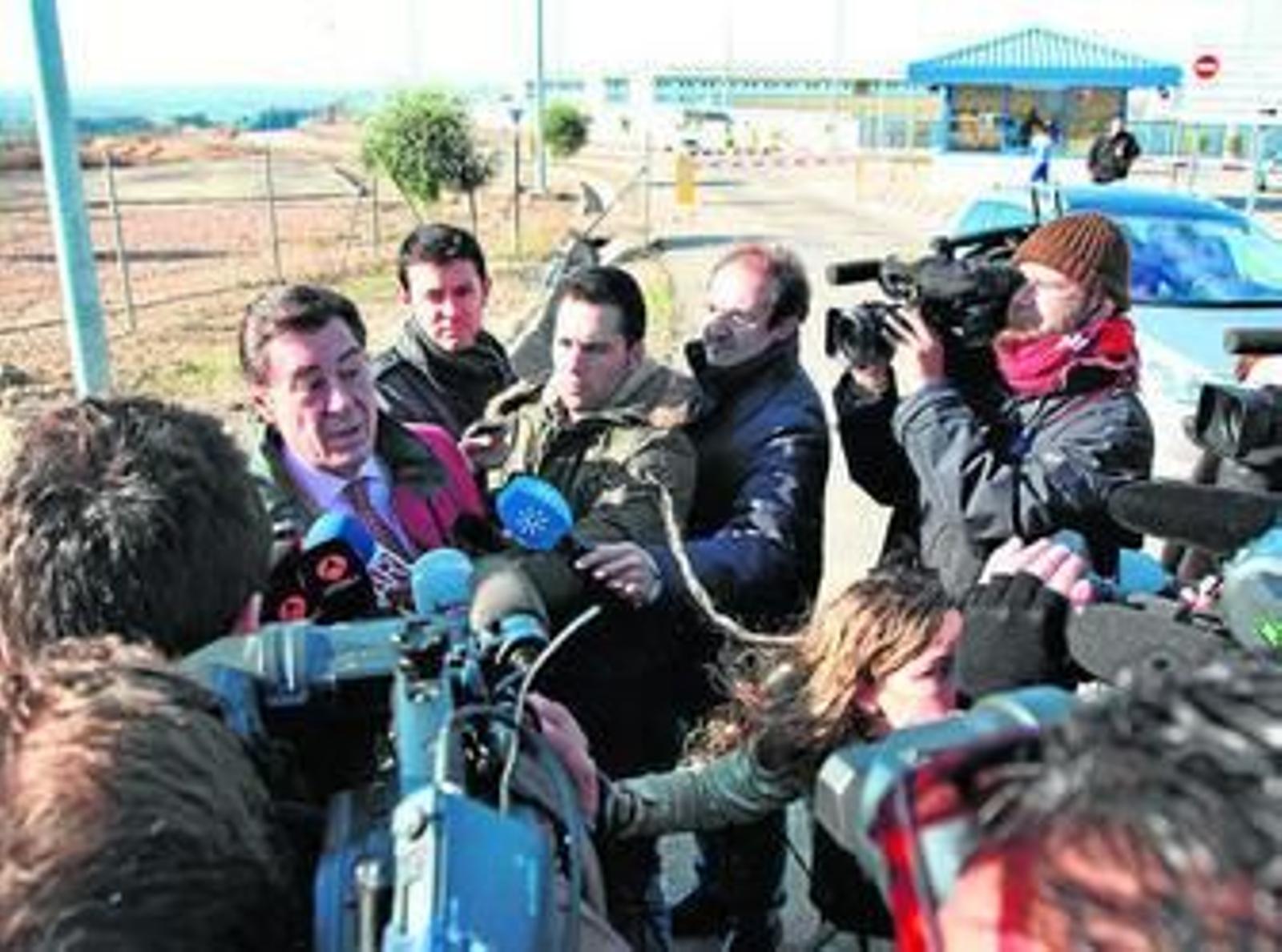 Sánchez de Puerta, ayer, atendiendo a los periodistas a la salida de la cárcel tras visitar a Bretón.