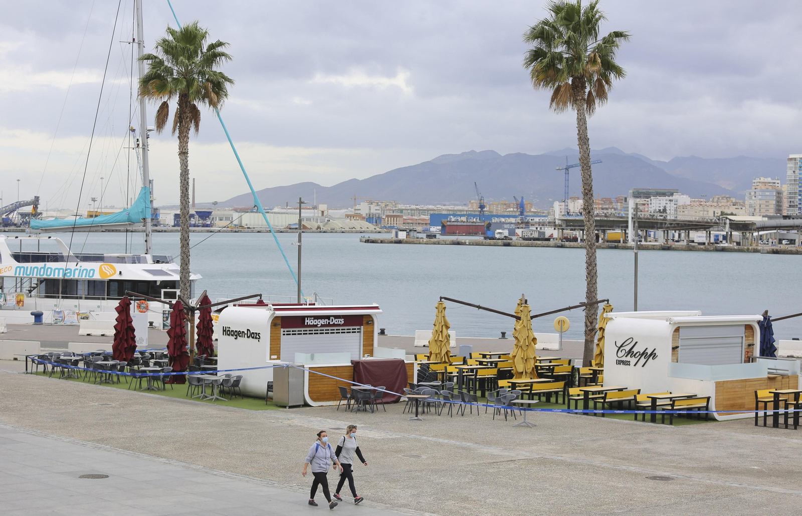 El Muelle Uno tras la primera semana de cierre de comercio y hostelería en Málaga capital