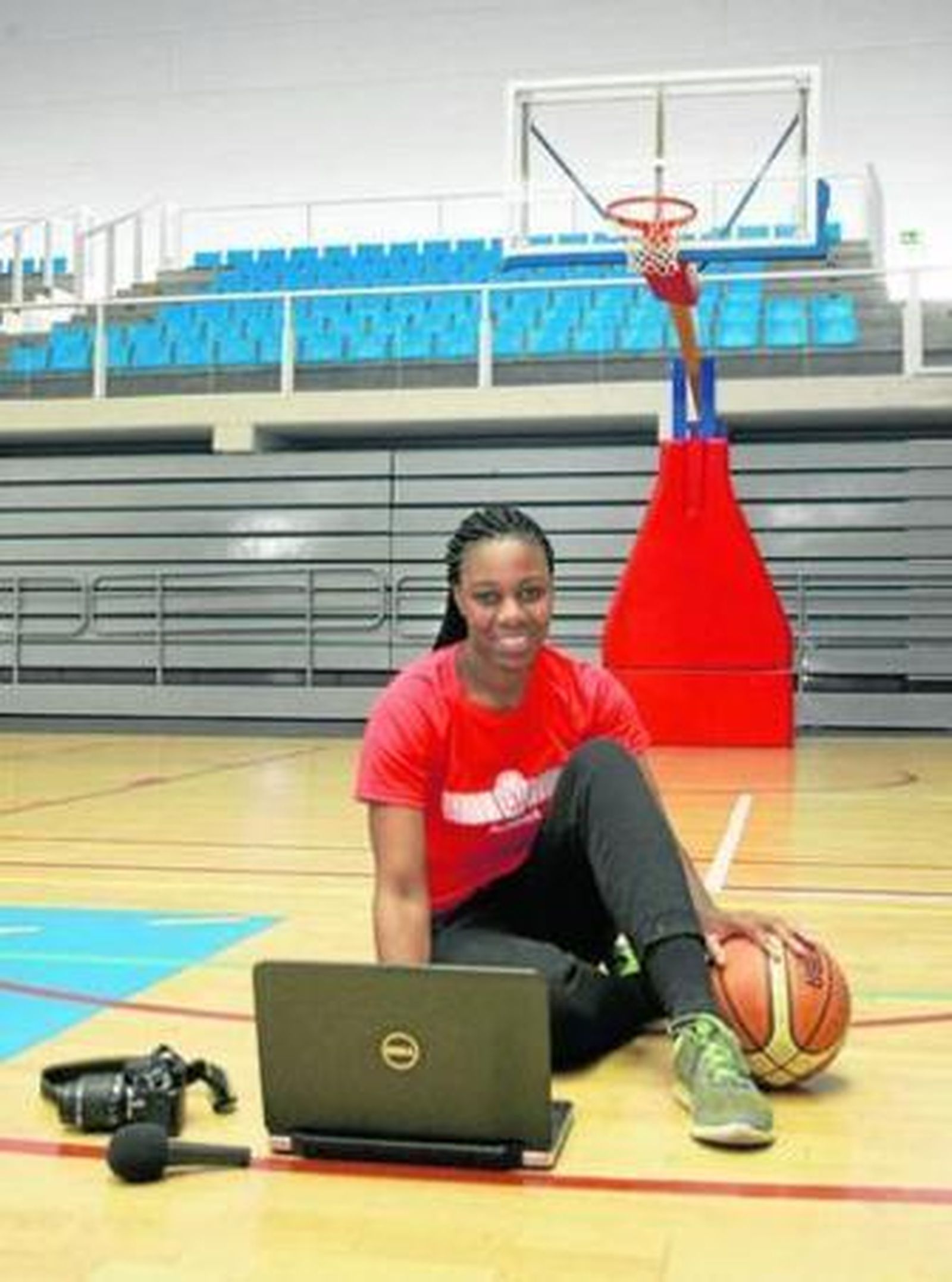 Tajay, en el Moisés Ruiz con aperos periodísticos tales como un portátil, una cámara y un micrófono.