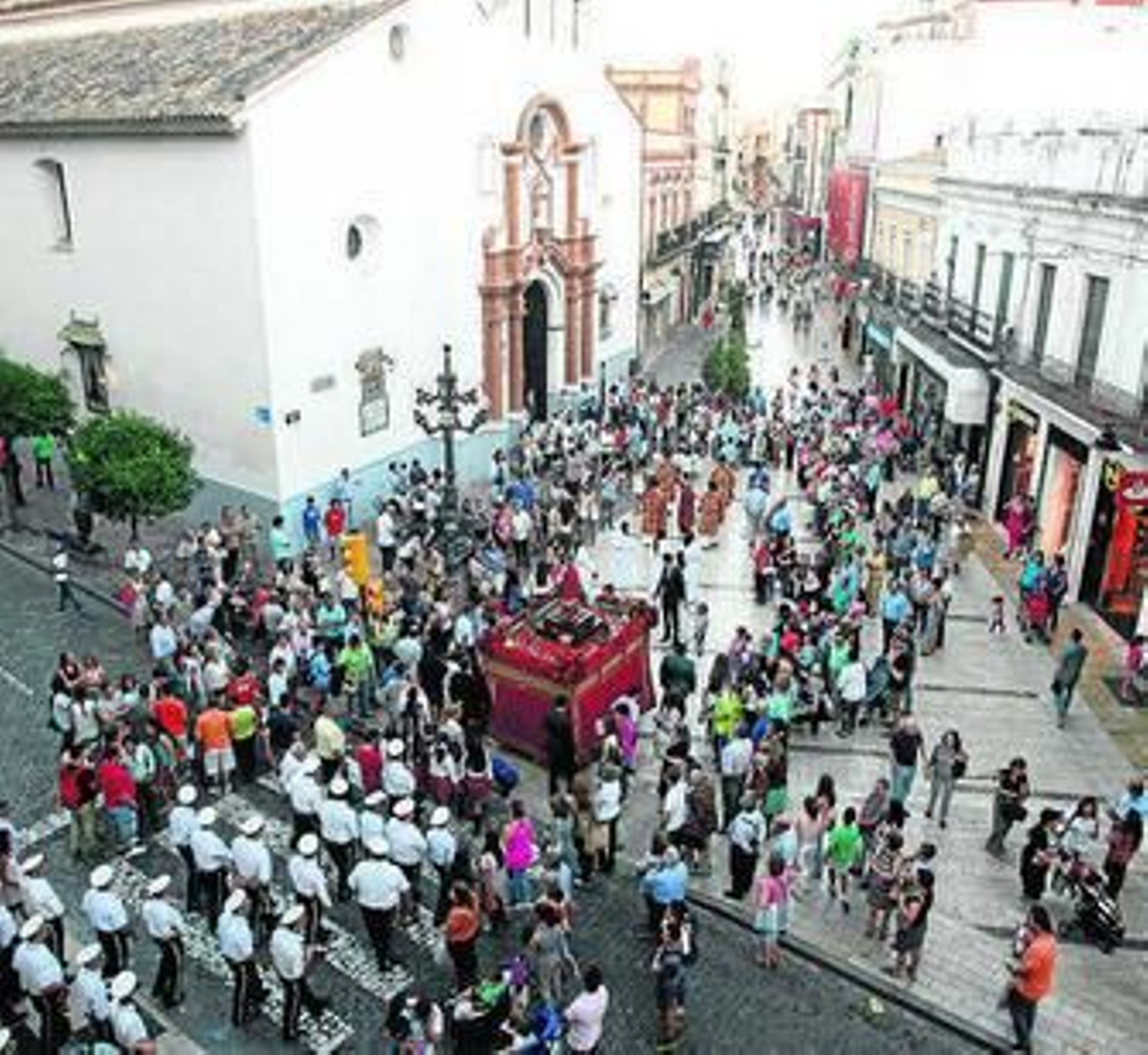 El paso del Sagrado Corazón de Jesús, ante la iglesia de La Concepción.