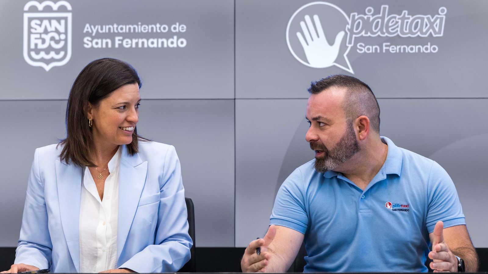 La alcaldesa, Patricia Cavada, con Jaime Márquez, presidente de la asociación de taxistas de San Fernando