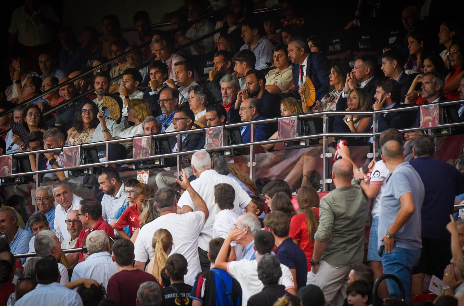 El palco del Ramón Sánchez-Pizjuán, con Del Nido Carrasco y Castro, una vez más señalados por el público sevillista.