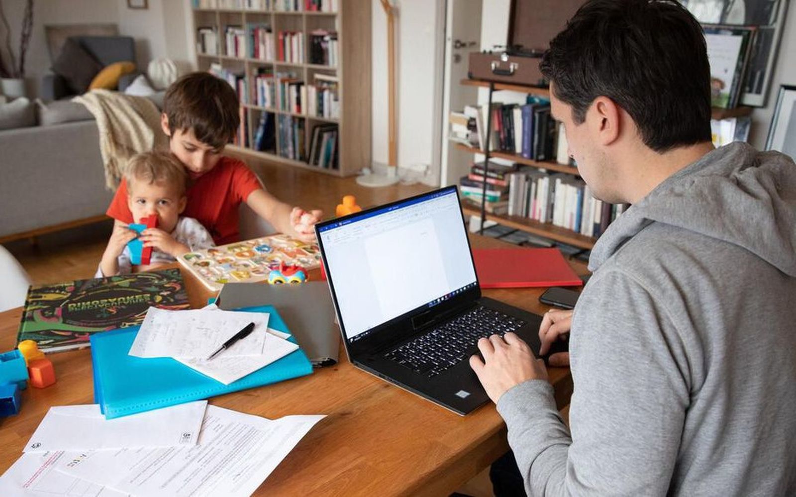 Menores en casa con su familia.