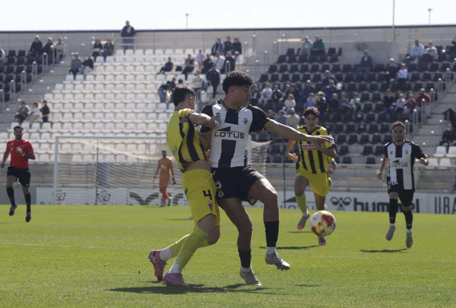 Zaki forcejea con un jugador del San Roque de Lepe