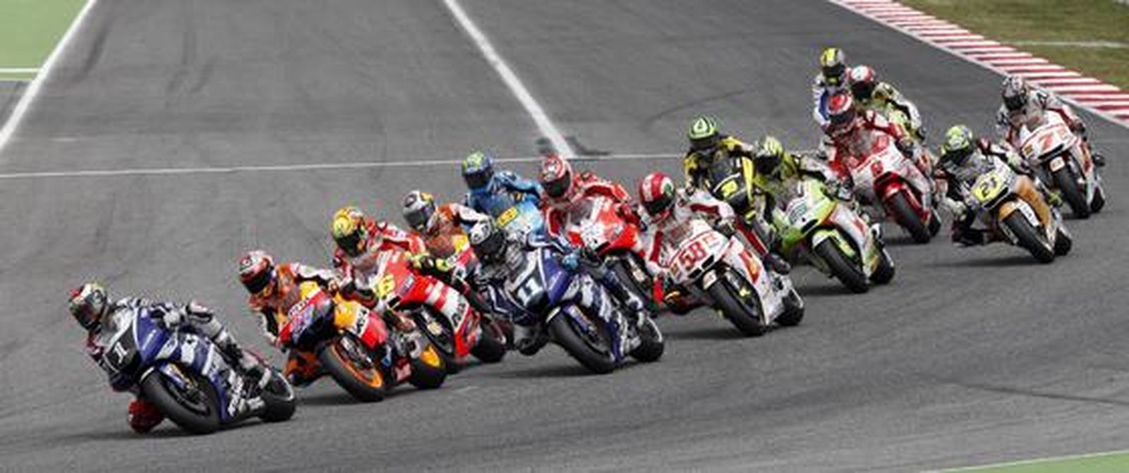 Stoner hace valer el poderío de su moto y se lleva el Gran Premio de Cataluña. / Reuters