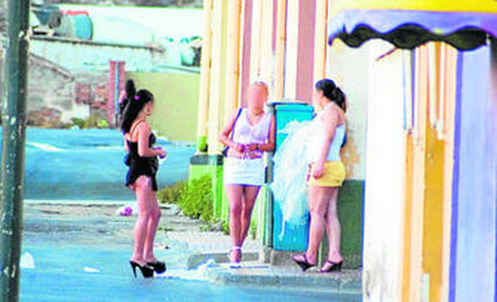 Tres mujeres hacen la calle en la carretera de Sierra Alhamilla.
