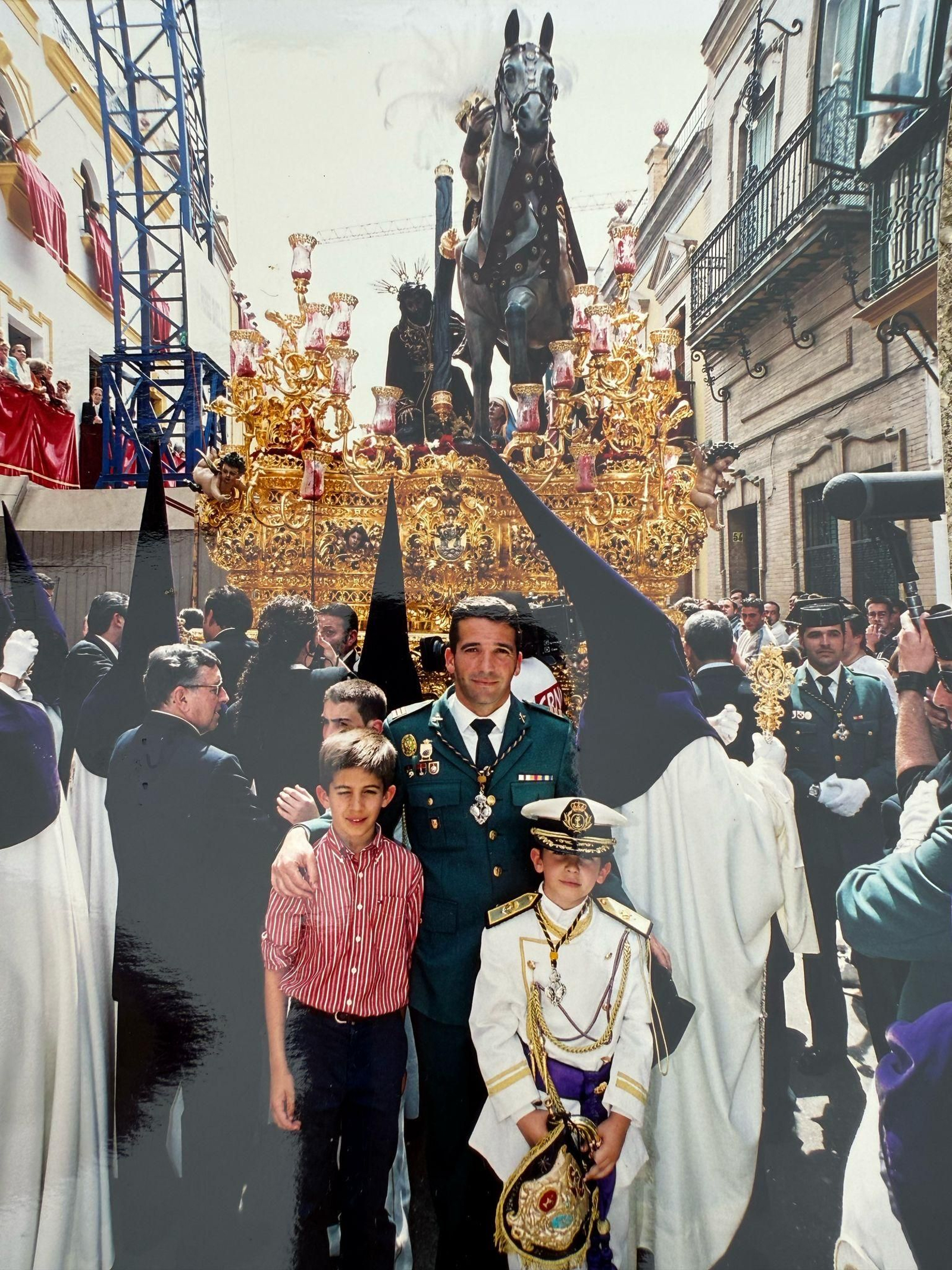 Miguel Cazorla, con sus hijos delante del Cristo de las Tres Caídas, en una imagen de hace unas dos décadas.