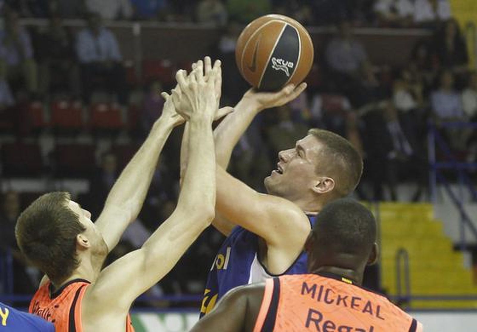 El Cajasol pierde con el Barcelona en San Pablo. / Antonio Pizarro