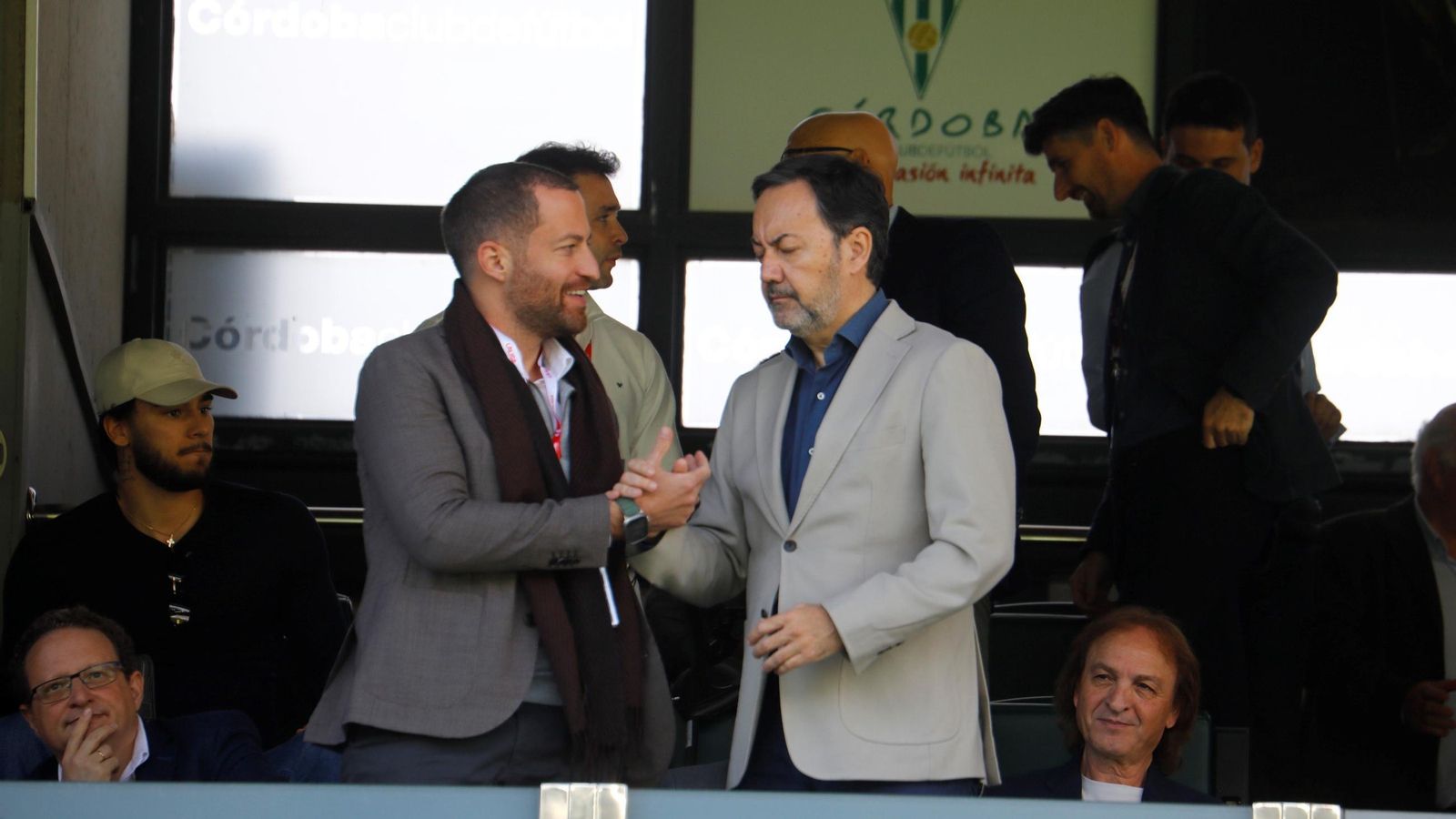 Monterrubio saluda a Faisal bin Jamil, consejero del Córdoba CF, en el palco de El Arcángel.