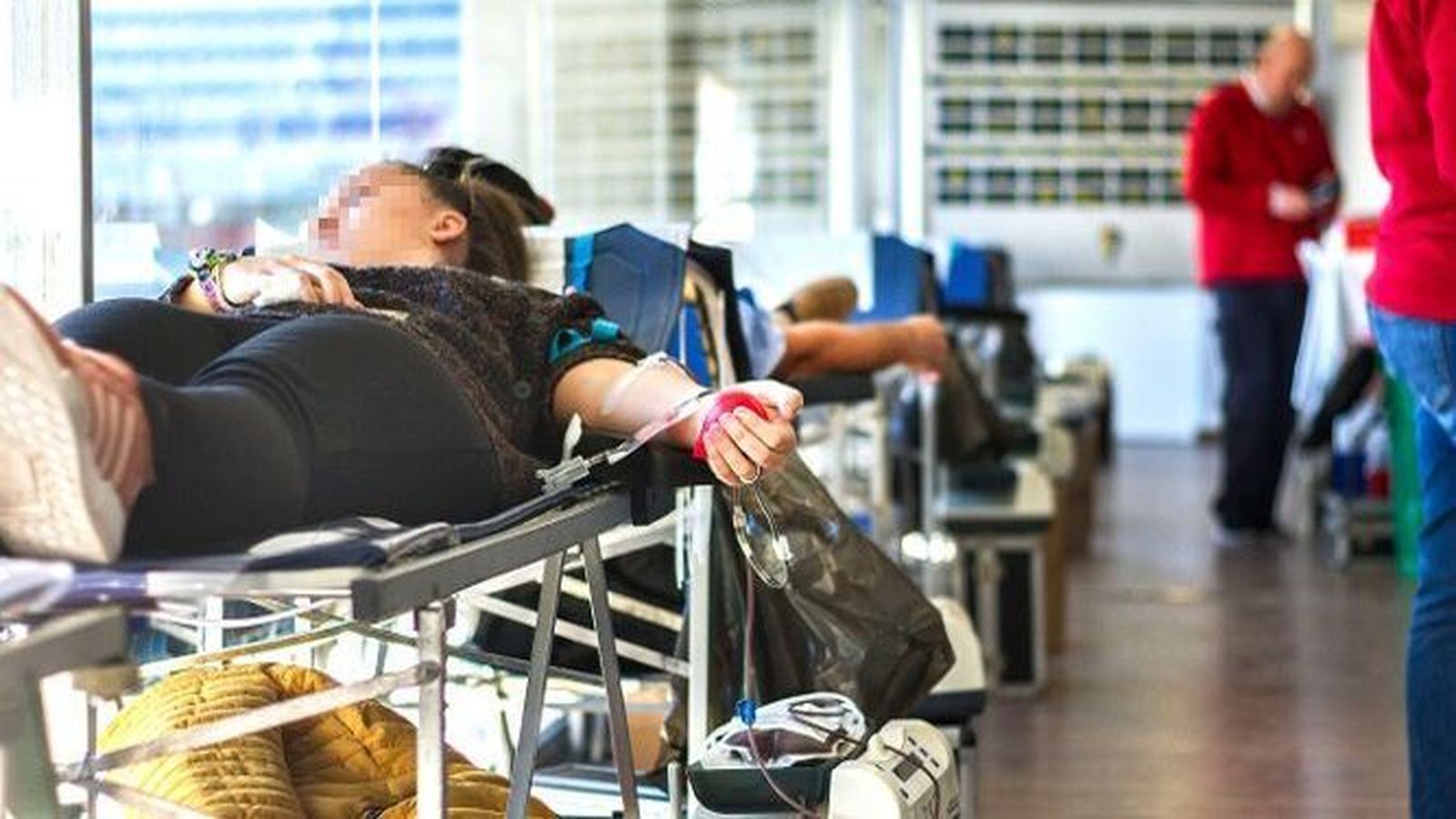 Una mujer dona sangre