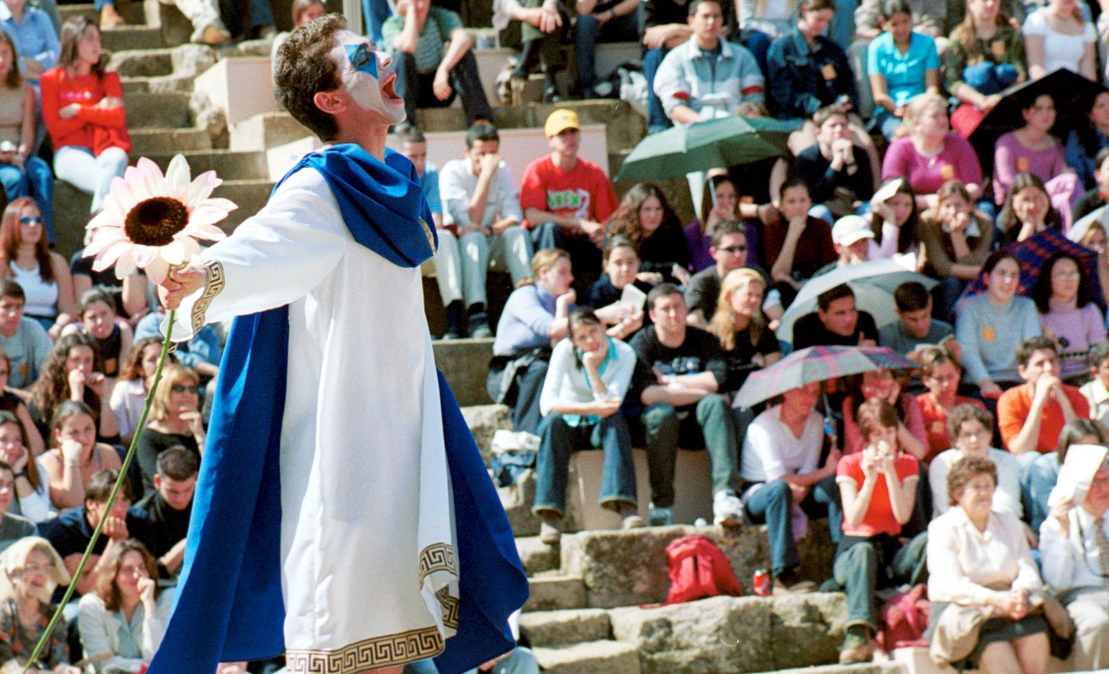 Persona actuando en la Fiesta de la Primavera