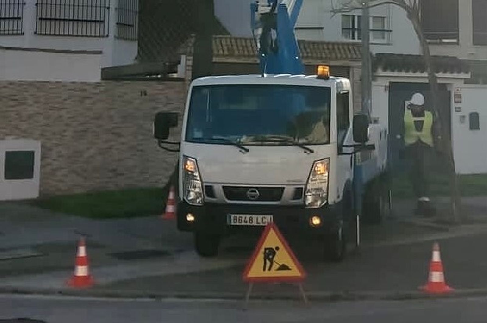 Una imagen de las obras de renovación del alumbrado en Valdelagrana.