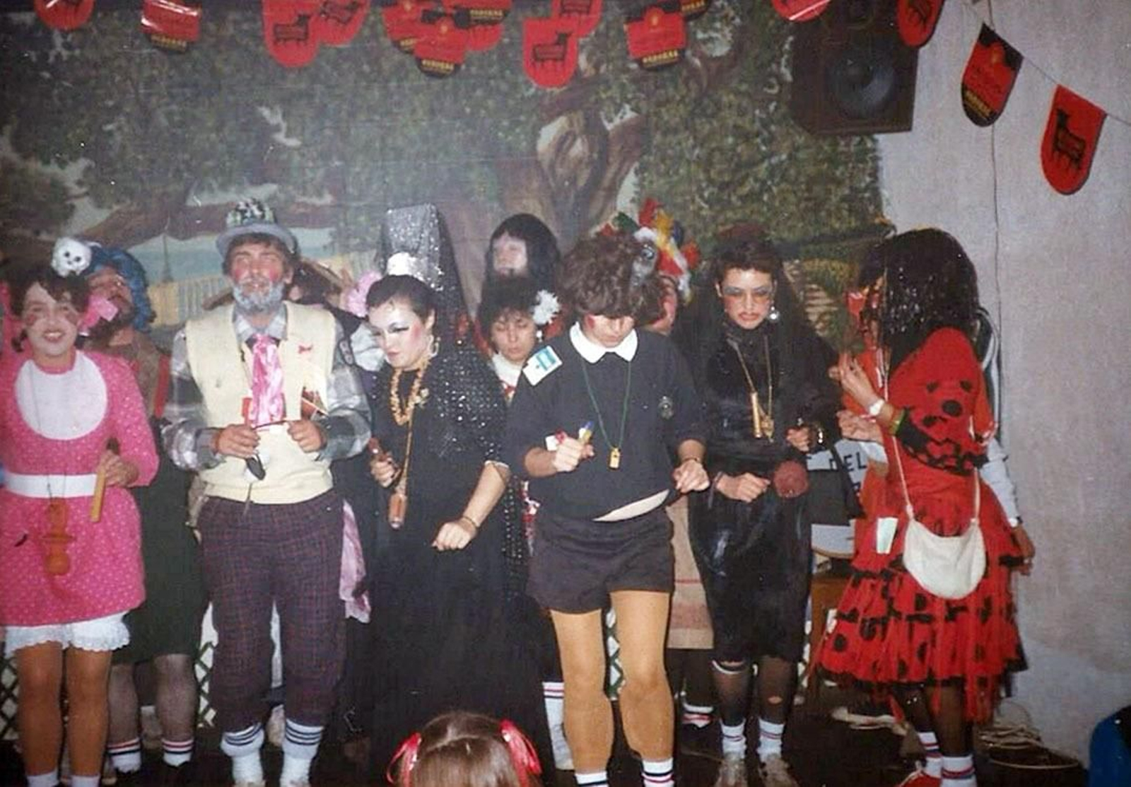 Fotos históricas de la primera chirigota callejera realizada por mujeres