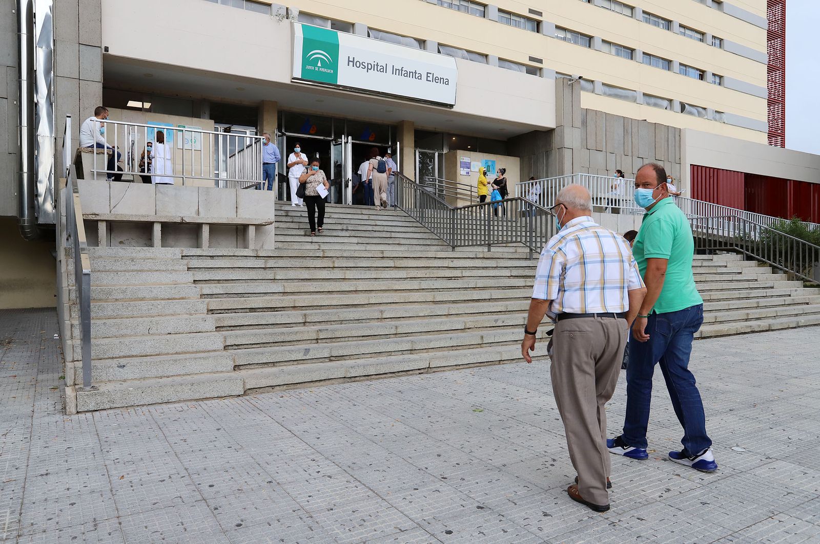 Inmediaciones del Hospital Infanta Elena en el día de ayer.
